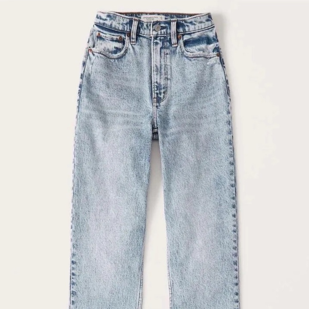 Abercrombie & Fitch '90s Straight Ultra High Rise Size 6R in Light Acid Wash